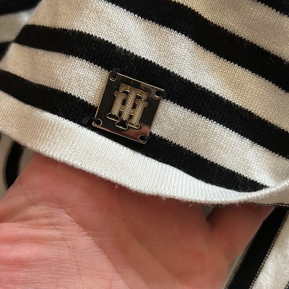 Tommy Hilfiger Black and White Stripe Knit Top w/ Tiered Flowy Cuffs - size S - Picture 4 of 4